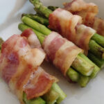 baconsvøbte asparges, bacon, pestocreme, pesto, basilikumpesto, asparges, creme fraiche
