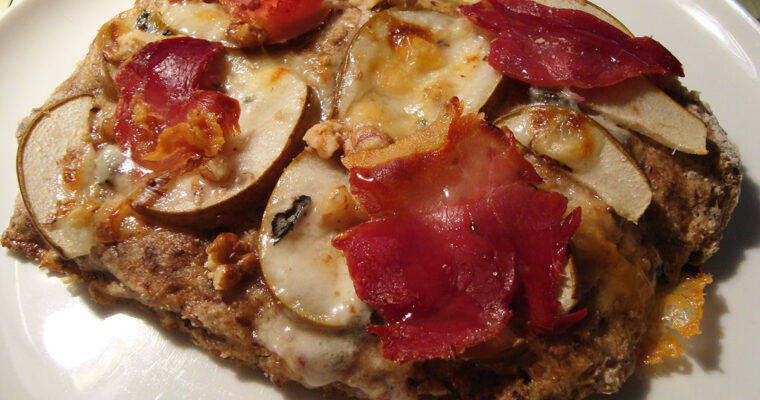 Pizza med pære, gorgonzola, parmaskinke og ahornsirup