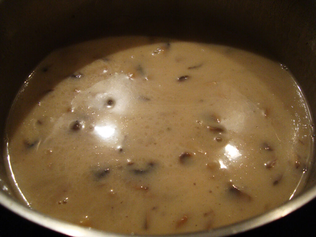 svampesuppe, suppe, champignons, svampe, smør, hønsebouillon, bouillon, hvedemel, fløde