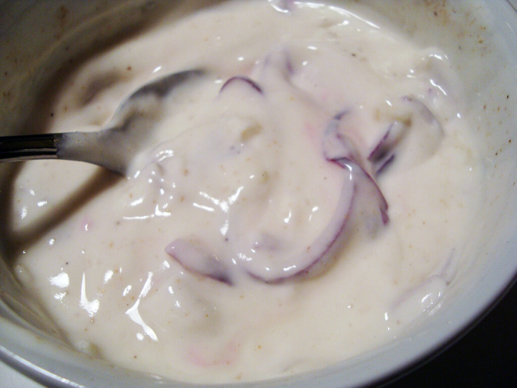 yoghurt, hvidløg, rødløg, garam masala
