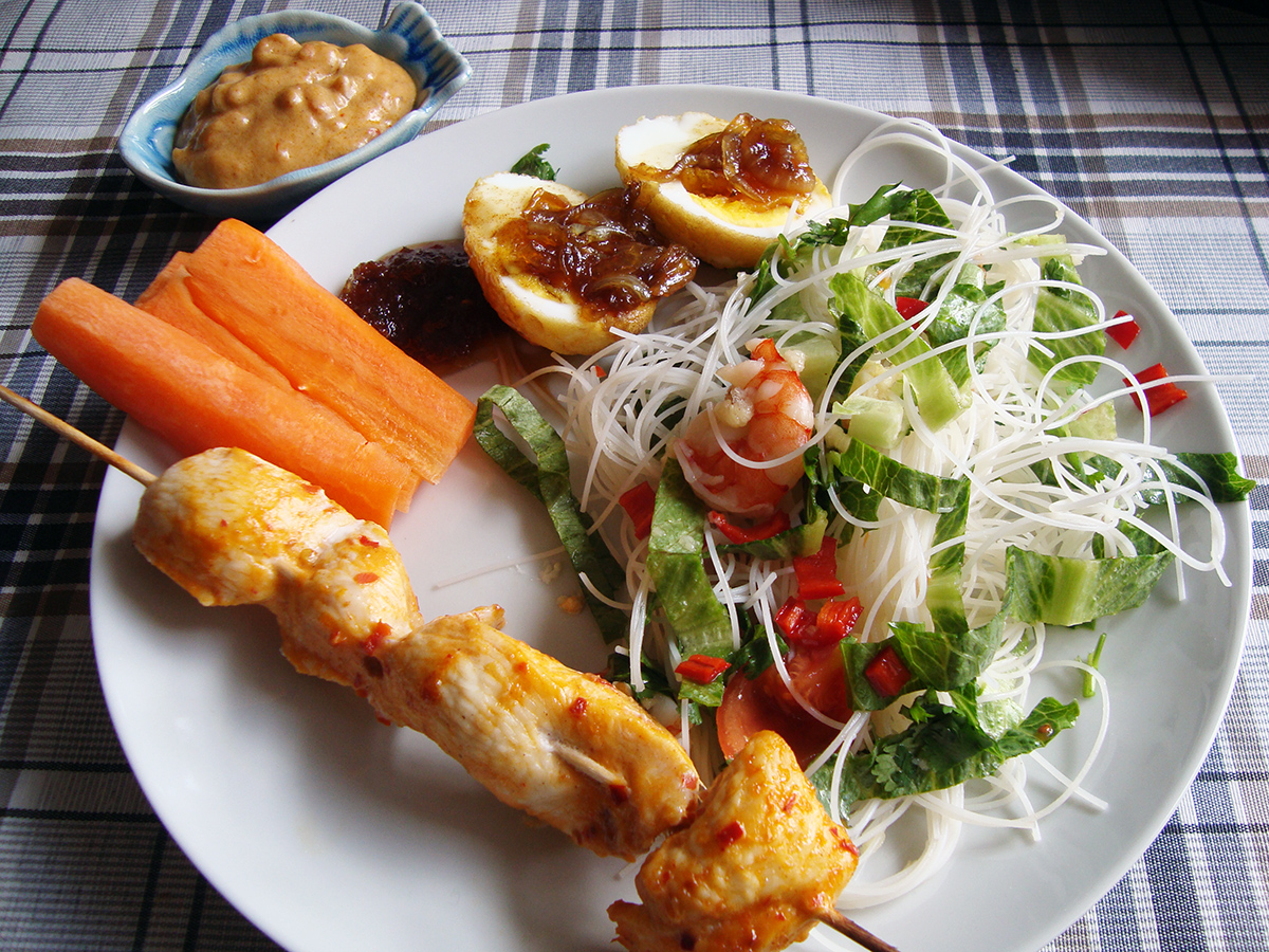 Reje- og glasnudelsalat, satayspyd med jordnøddesauce samt svigersøn-æg
