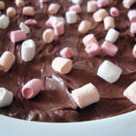 saftig chokoladekage, chokoladekage med chokocreme, chokoladekage, kage, dessert, rørsukker, hvedemel, mørk chokolade, chokolade, flormelis, smør, kakaopulver, flødeost