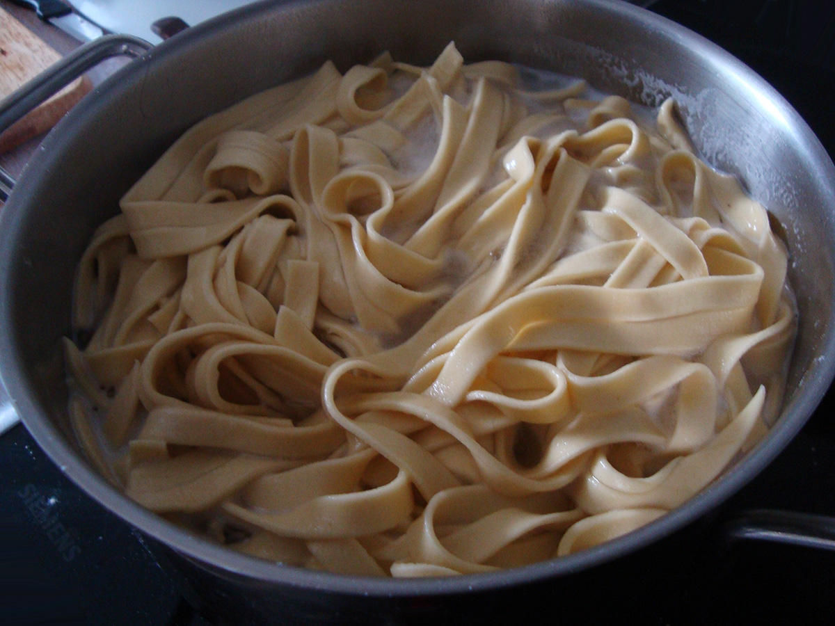 Hjemmelavet pasta med tomater, chilipølse og basilikum