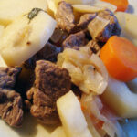 irish stew, irsk stuvning, lammestuvning, lam, lammekød, gulerødder, løg, timian, bouillon,kartofler