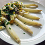 hvide asparges, røget makrel, purløg, æggeblommer, æg, olivenolie, hvidvinseddike, svampeolie, creme fraiche, sennep, dijonsennep