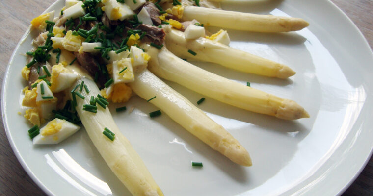 Hvide asparges med mayonnaisecreme og røget makrel