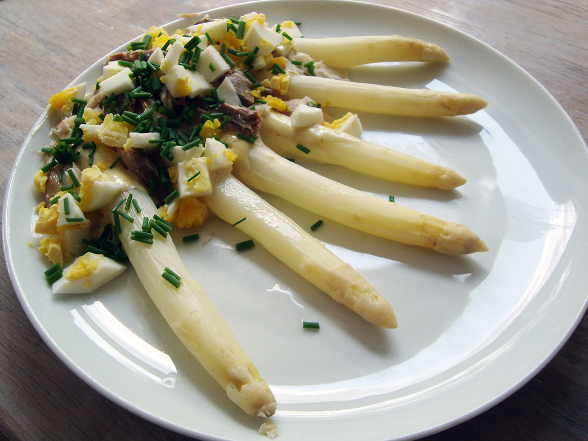 Hvide asparges med mayonnaisecreme og røget makrel