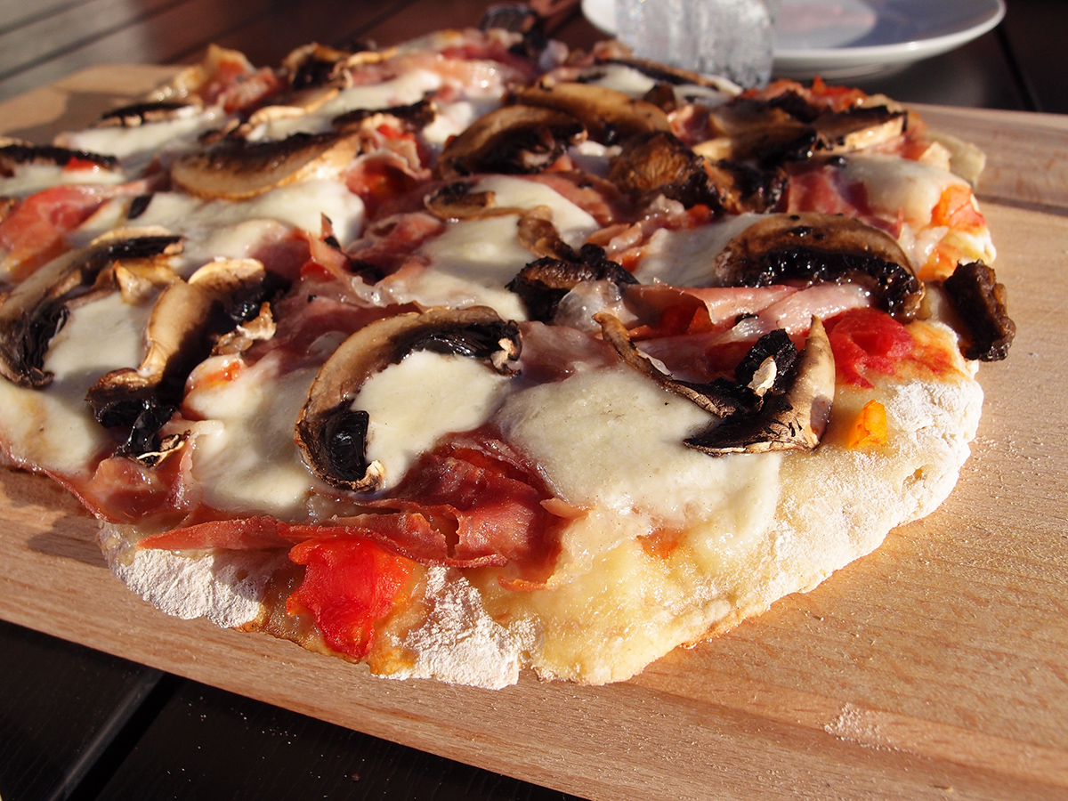 pizza, grill, gær, fuldkornshvedemel, durummel, olivenolie, tomatsauce, tomater, løg, mozzarella, ost, champignons, serranoskinke, skinke