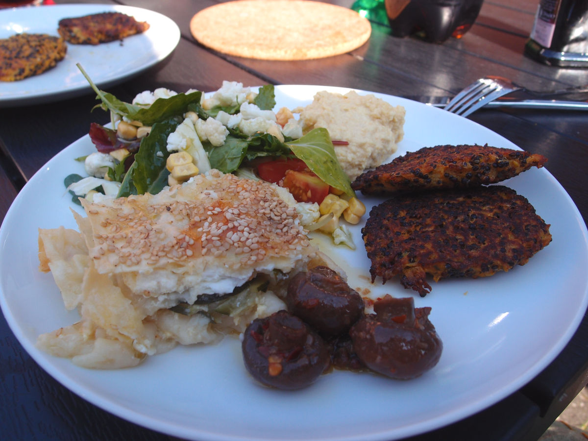 Vegetarfrokost med djævlechampignons, flækærte-hummus, börek og quinoadunser
