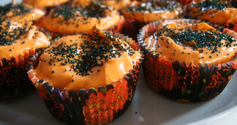 Halloween-muffins med æbler, kanel og dadler
