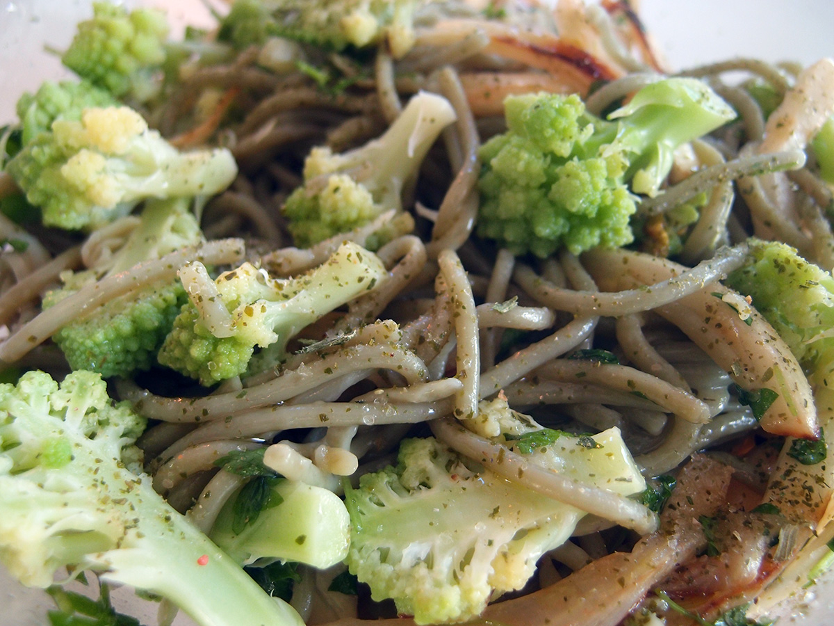 Romanesco salat med løvstikke og speltspaghetti