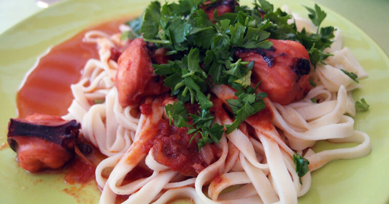 Blæksprutte i tomatsauce, rejer og pasta i fad samt fyldte courgetter