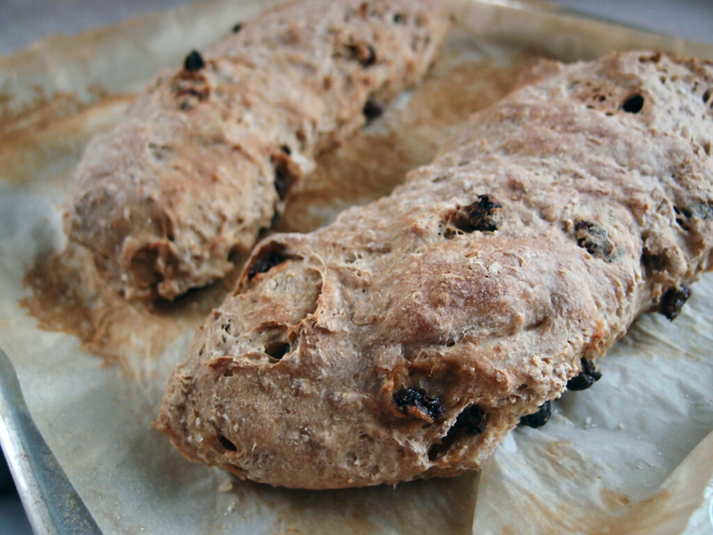 fuldkornsrosinbrød, fuldkornsbrød, brød, gær, yoghurt naturel, fuldkornshvedemel, svedjerug, rosiner, hvedemel