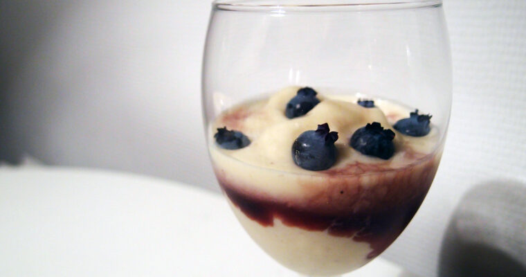 Sund yoghurtis med banan og blåbær