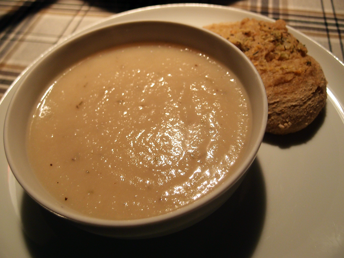 Pastinak-blomkålssuppe med hvidløgsknuder