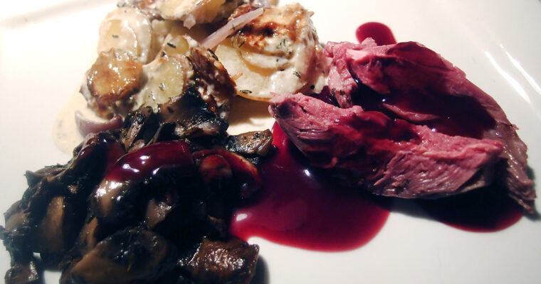 Rådyrbov med krydrede kartofler, svampe og rødvinssauce