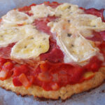 blomkålspizza, lchf-pizza, pizza, skinke, blomkål, blåskimmelost, ost, lchf, emmenthaler, æg, tomatsauce, tomater, løg, hvidløg, oregano, timian, lufttørret skinke
