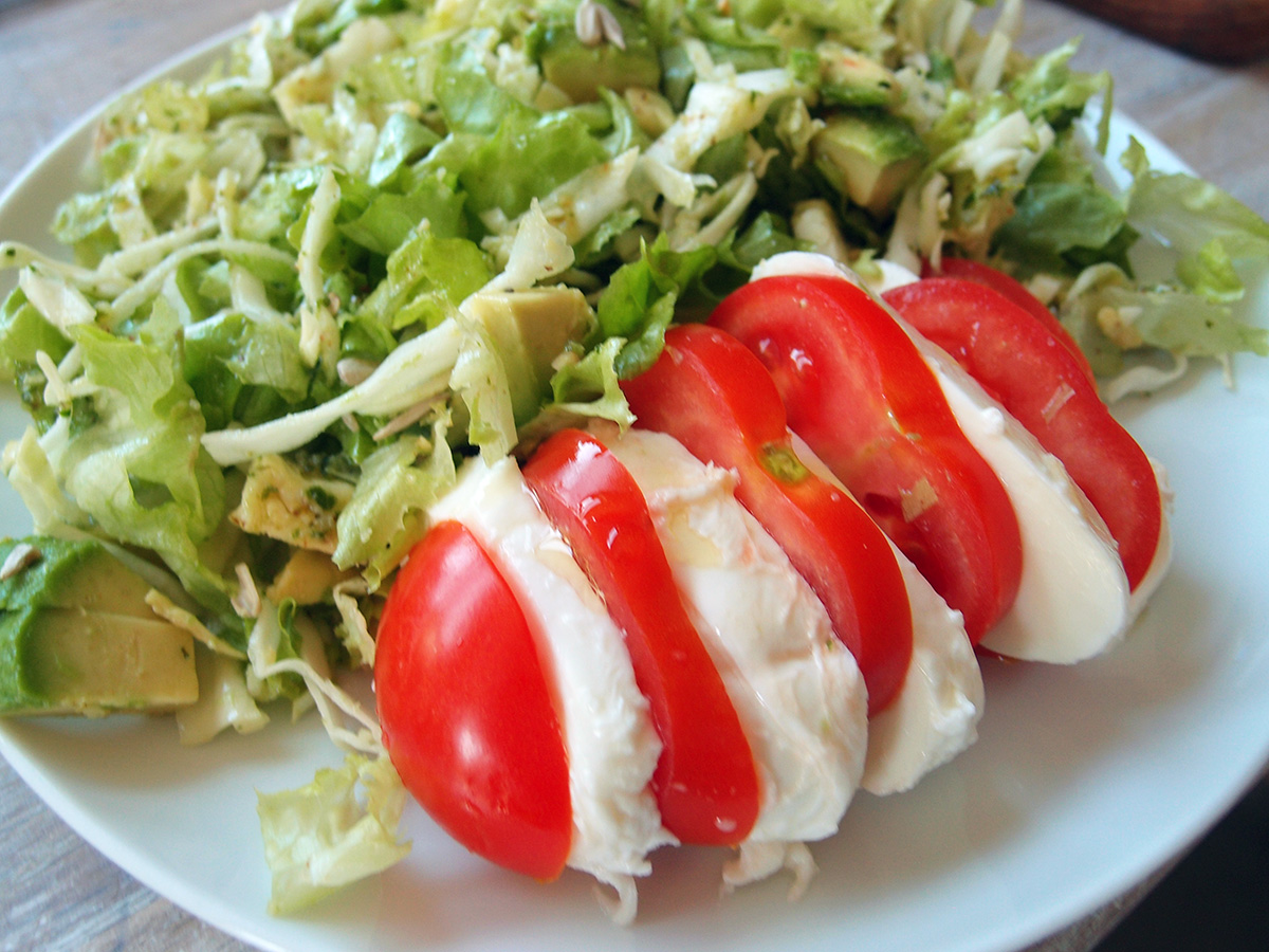 Sommersalat med mozzarella-tomater samt linsesuppe med grøntsagstopping – LCHF-style