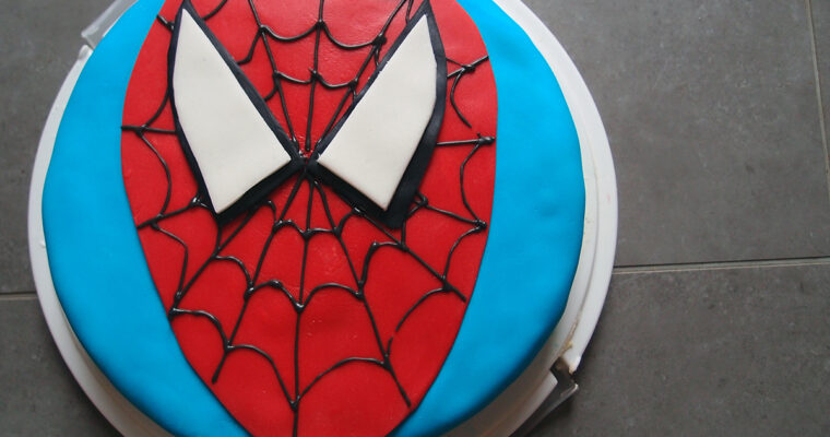 Dinosaurkage med vanilje og blåbær – og en enkelt Spider-Man kage