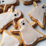 spøgelses-småkager, spøgelser, småkager, Halloween, Halloween-kager, Halloween-småkager, kage, dessert, smør, rørsukker, æg, hvedemel, citroner, lakridspulver