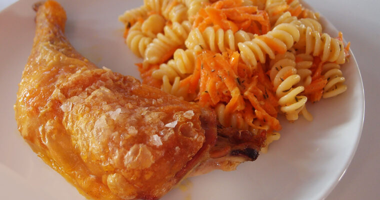 Kyllingelår og pastasalat med porrecreme og gulerødder