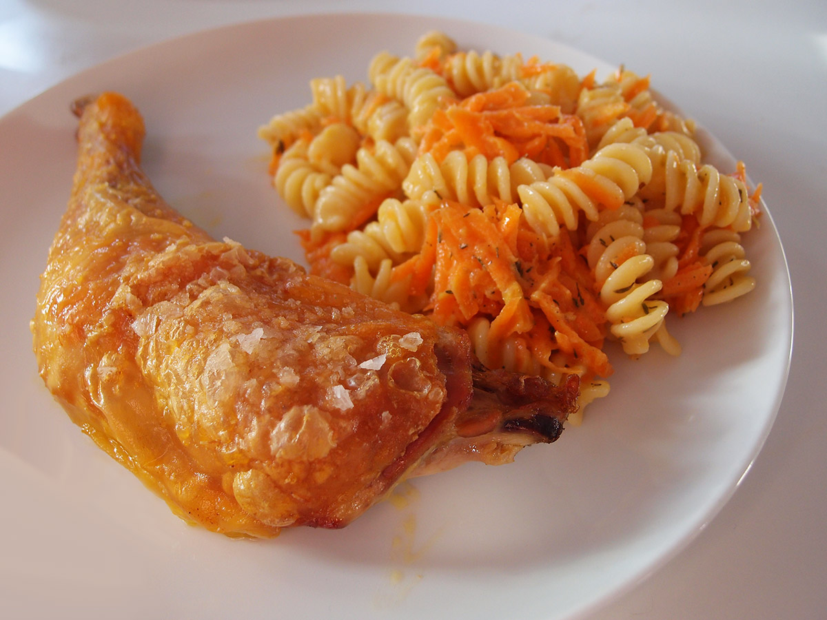 Kyllingelår og pastasalat med porrecreme og gulerødder