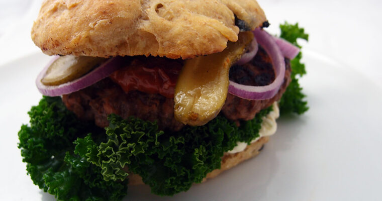 Vinterburger med oksekød, kål og hvidløgscreme