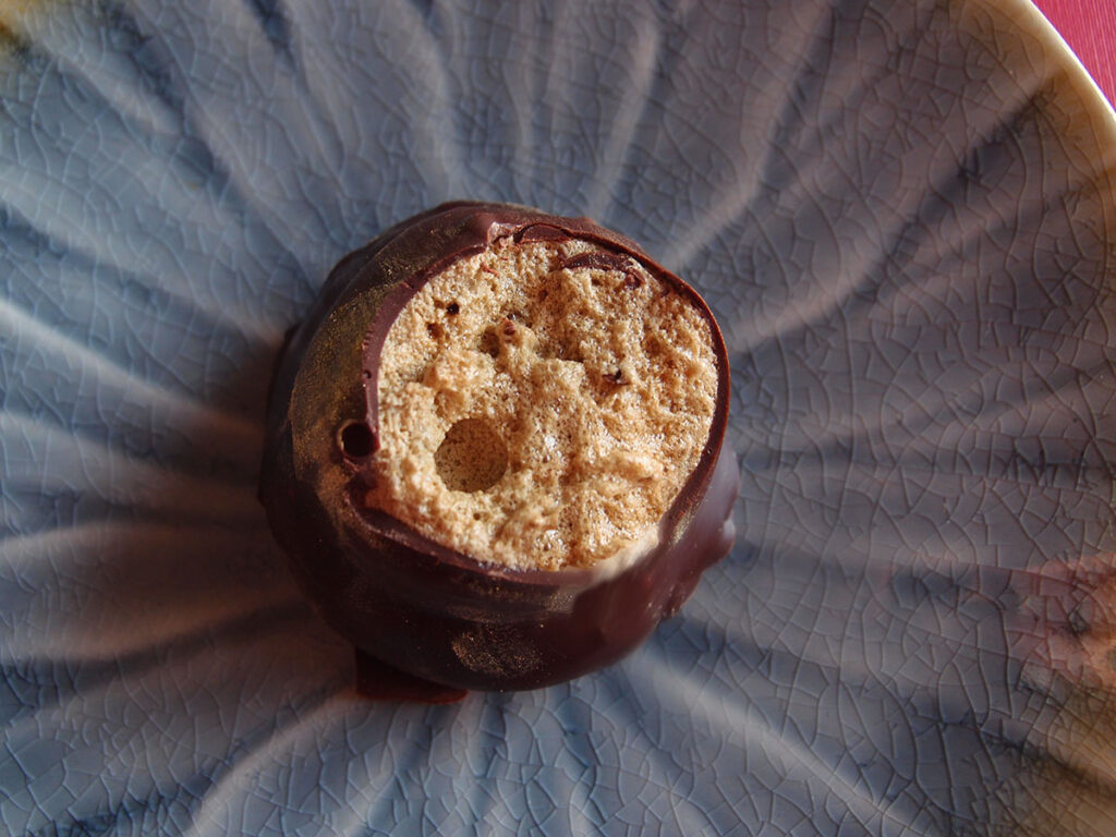 flødeboller, lakridsflødeboller, chokolade, mørk chokolade, æggehvider, æg, rørsukker, vaniljesukker, vanilje, lakridspulver, lakrids, marcipan, dessert