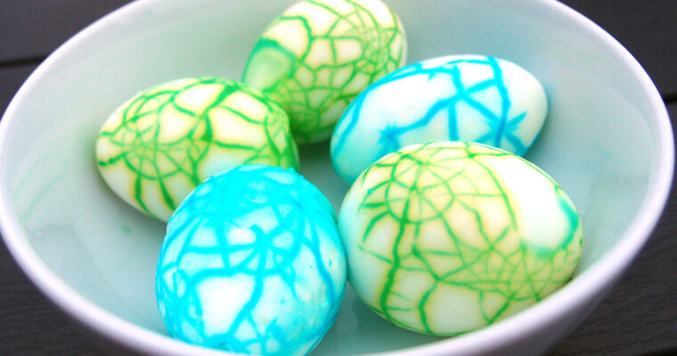 Sådan laver du marmorerede æg