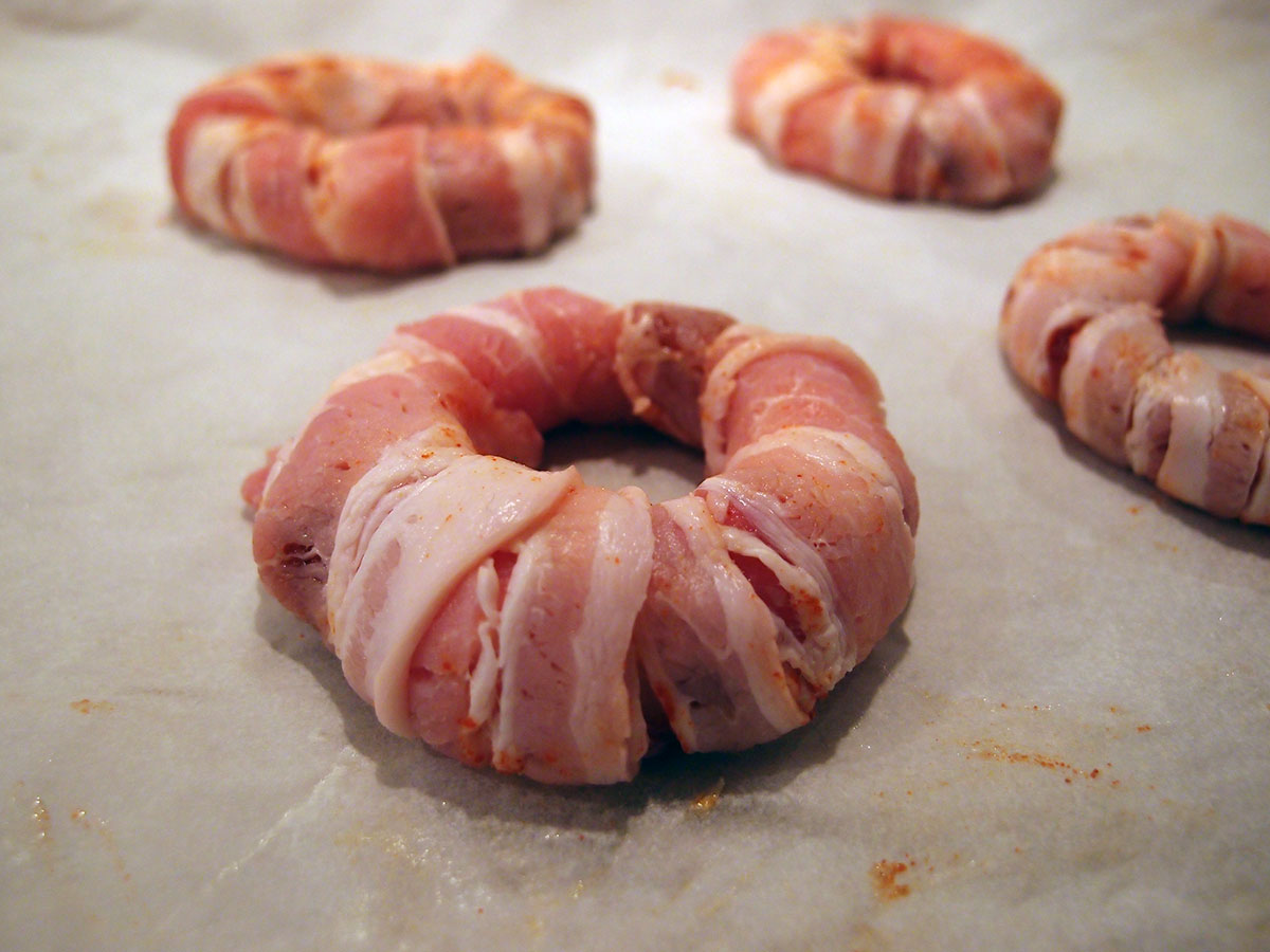 Bacon-løgringe med sennepssauce