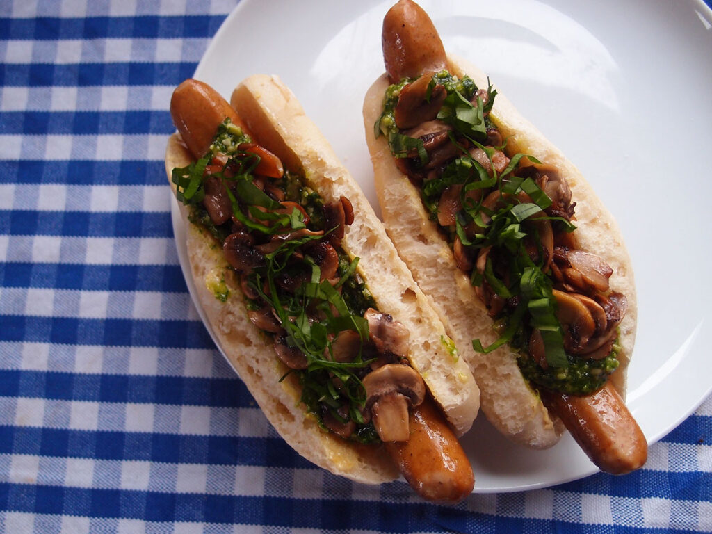 funky hotdogs, hotdogs, hotdog, hotdogbrød, pølse, pesto, ramsløgspesto, ramsløg, sennep, svampe, fastfood