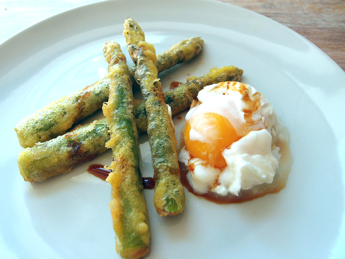 Friterede asparges med pocheret æg