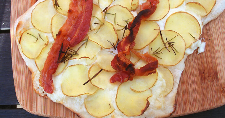 Kartoffelpizza med rosmarin og bacon