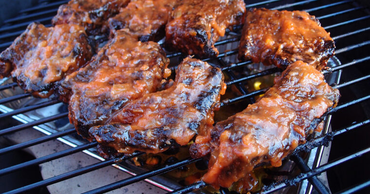 Langtidsgrillede revelsben med tomatglaze