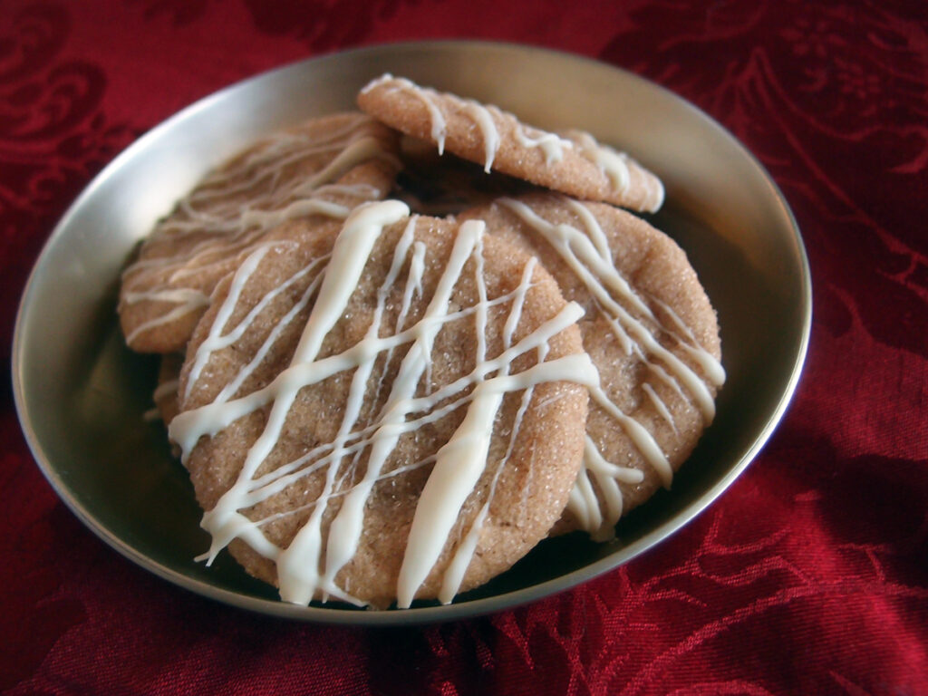 ingefærkager, småkager, julesmåkager, kage, dessert, jul, ingefær, rørsukker, kanel, hvid chokolade, chokolade, rapsolie, æg, hvedemel, kanel, ingefær, bagepulver, sirup