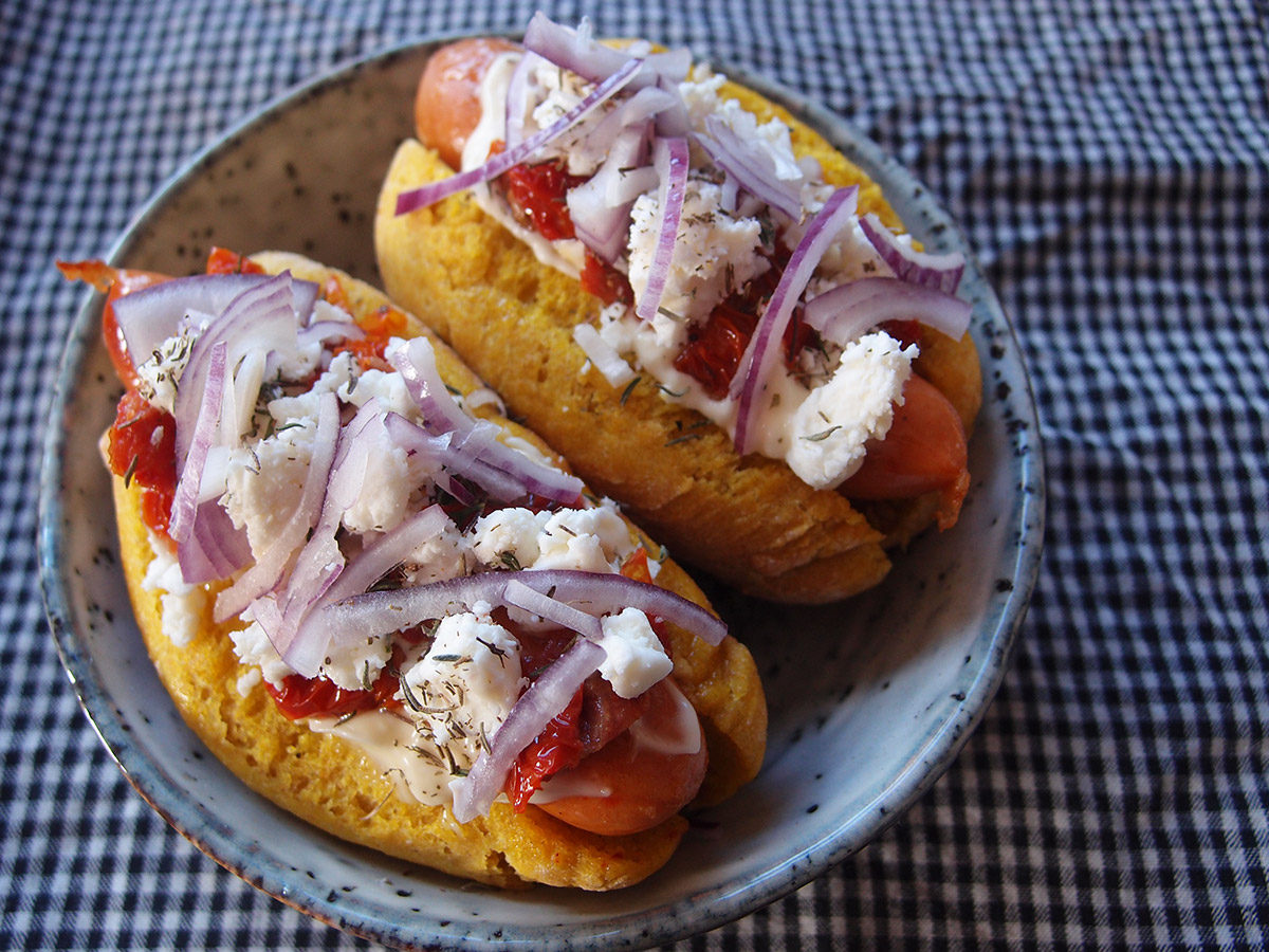 Mini-hotdogs med soltørrede tomater og feta