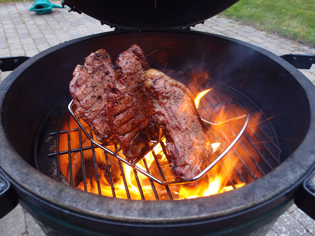 flammestegte steaks, t--bone steaks, oksekød, grill, grillning, peber, ølsirup, øl, rørsukker