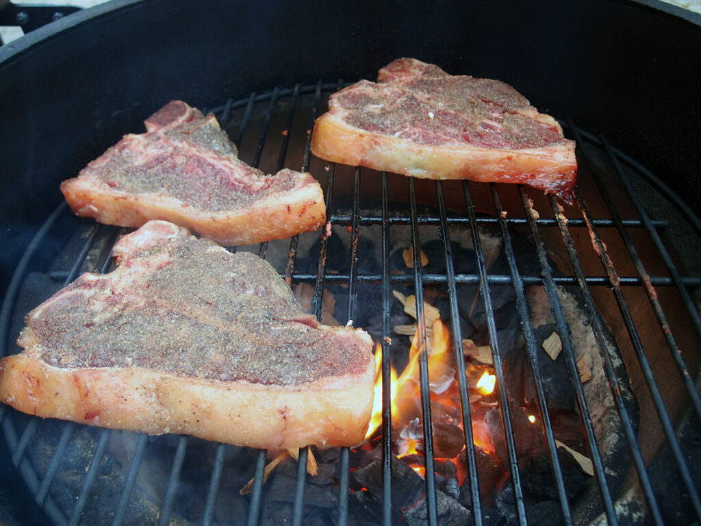 flammestegte steaks, t--bone steaks, oksekød, grill, grillning, peber, ølsirup, øl, rørsukker