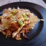 hiroshima okonomiyaki, japansk pizza, skinke, svinekød, hvedemel, æg, spidskål, forårsløg, dashi, mayonnaise,