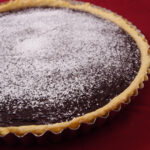 mokkatærte, tærte, desserttærte, chokolade, mørk chokolade, fløde, æg, kaffepulver, hvedemel, smør, bagepulver