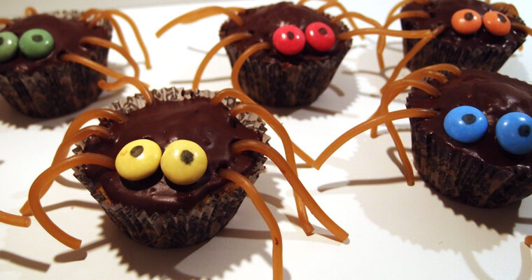 Edderkoppekager med chokolade og kanel