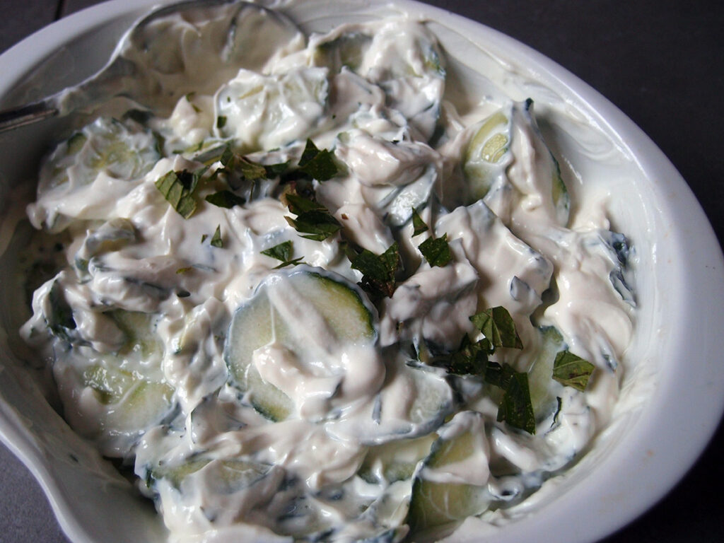 agurke-yoghurtsalat, agurk, yoghurt, mynte