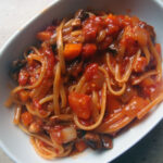 pastagryde, pasta, bacon, svinekød, løg, oregano, timian, tomater, svampe