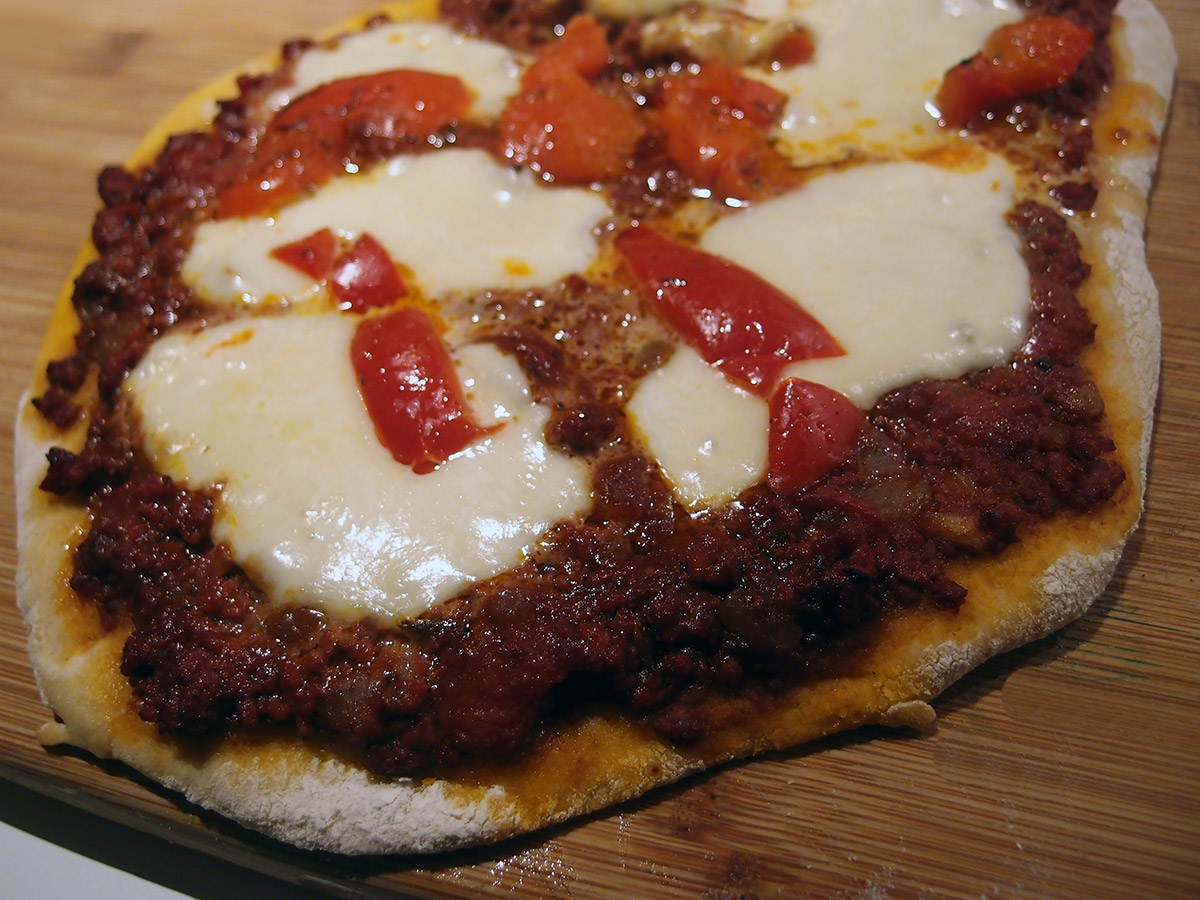Pizza med oksekød og grillet peberfrugt