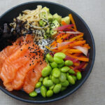 sushi bowl, fisk, laks, edemamebønner, svampe, gulerødder, røde løg, ris, sesamfrø, tang, avokado, risvinseddike, rørsukker