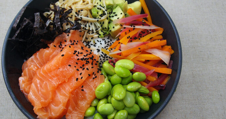 Sushi bowl med laks og edemamebønner