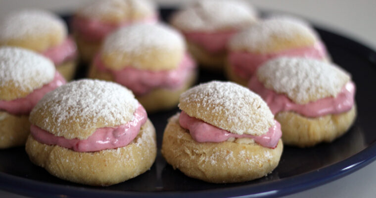 Semlor – svenske fastelavnsboller med marcipan og flødeskum