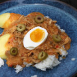 cremet kyllingeret, peru, peruviansk, kylling, oliven, kartofler, ris, cayennepeber, peberfrugt, bouillon, hvidløg, løg, valnødder, ost, parmesan, brød, mælk, æg