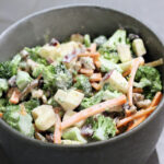 broccolisalat, salat, broccoli, æbler, valnødder, creme fraiche, mayonnaise, tranebær