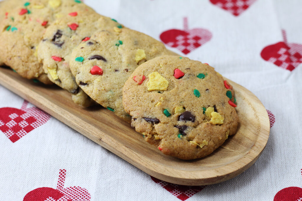 santa's trash cookies, trash cookies, småkage, julesmåkager, hvedemel, smør, æg, bagepulver, sukkerpynt, rørsukker, mørk farin, vanilje, chokolade,